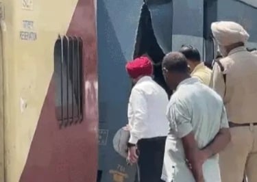 Vaishno Devi-Bound Train Mishap in Ludhiana: Toilet Section Breaks, Coaches Separate, Panic Among Passengers