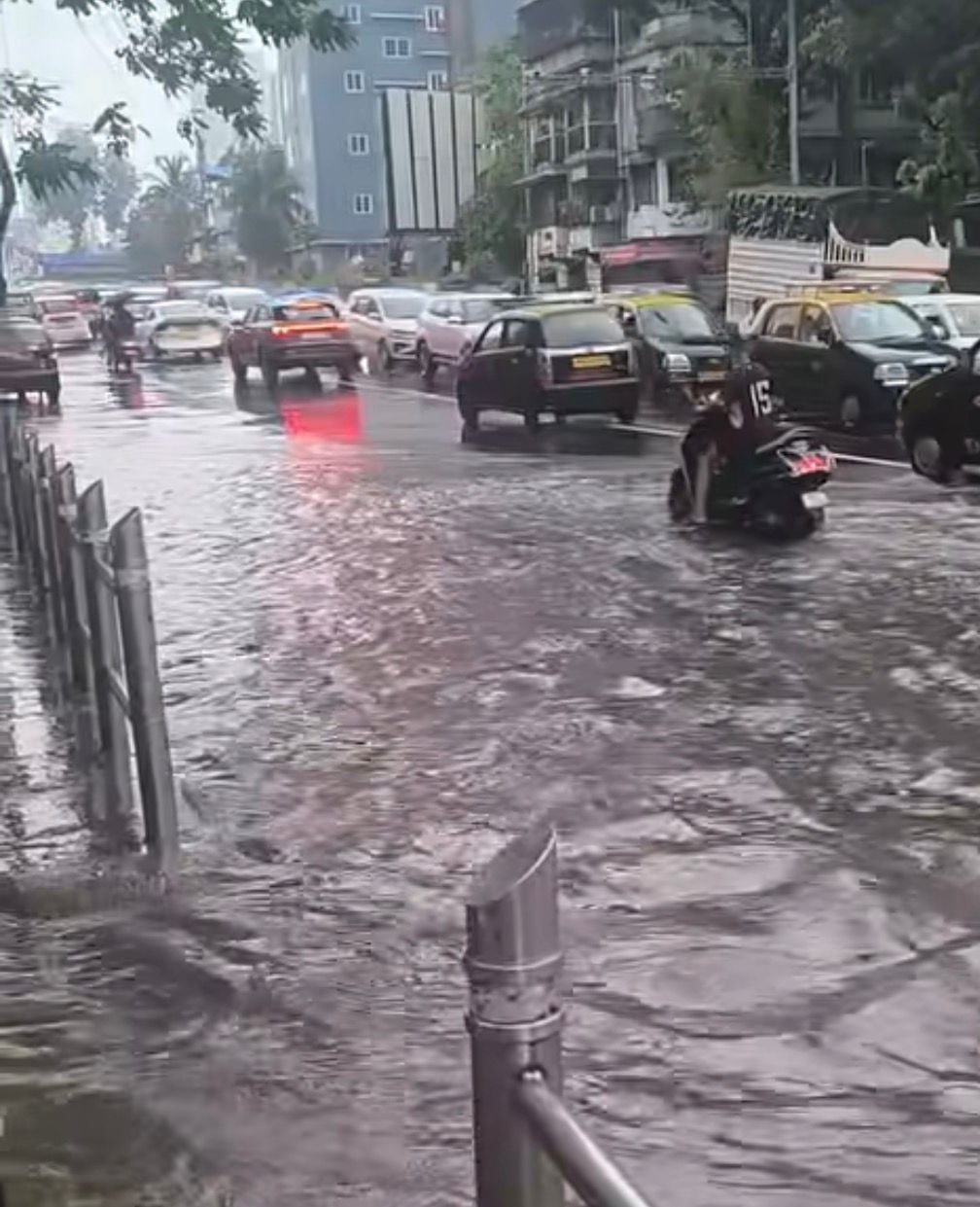 Mumbai Flooded by Heavy Monsoon Rains; Red Alert Issued, Pre-Monsoon Showers Continue Across North India