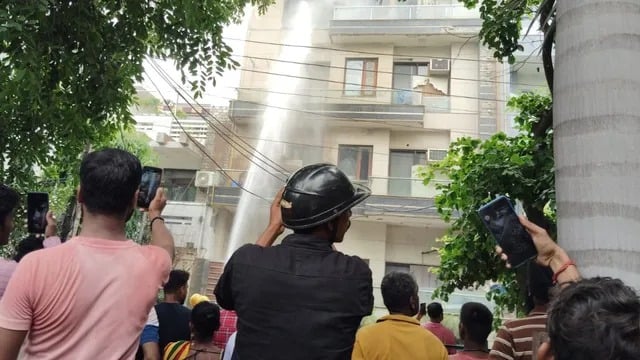 Panic in Noida Sector 19 as Fire Breaks Out in Three-Storey Building, 11 Lives Saved Thanks to Neighbour’s Quick Thinking