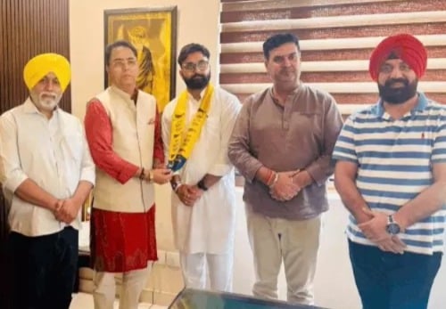 Congress youth leader Anshuman Kalia joins AAP with supporters in presence of Punjab chief Aman Arora