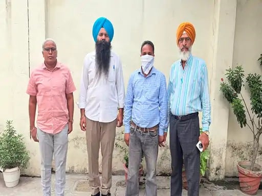 Punjab vigilance bureau catches patwari red-handed taking bribe in Ludhiana
