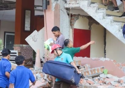 7.7-Magnitude earthquake strikes near Indonesia’s flores island, at least 38 dead