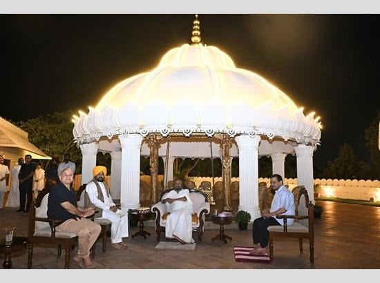 Arvind Kejriwal, Bhagwant Mann & Manish Sisodia Visit Art of Living Ashram in Bengaluru