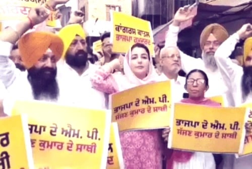 AAP protests against BJP over three MPs attending Sajjan Kumar’s funeral