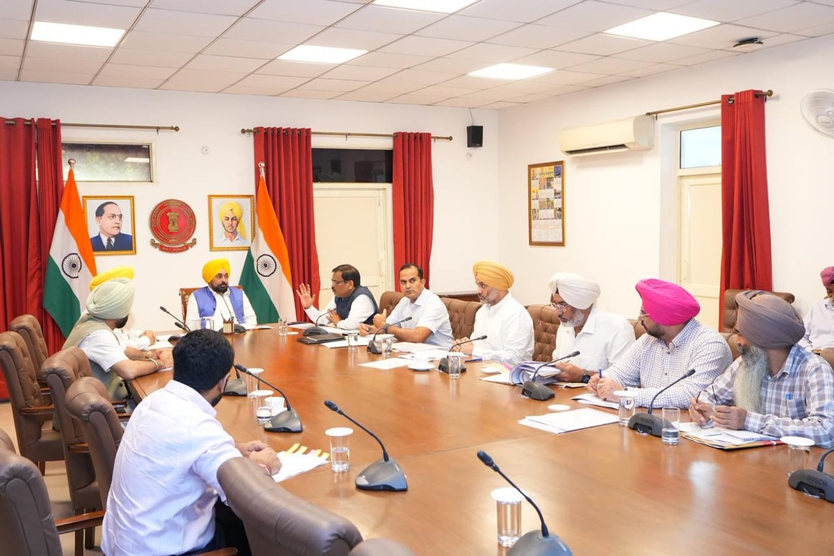 Bhagwant Mann calls for massive awareness campaign to curb paddy straw burning