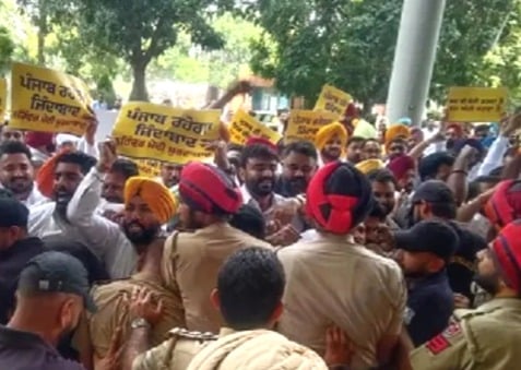 AAP workers staged a protest against ED raid outside GMADA headquarters