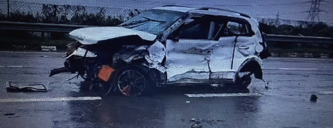 Speeding car overturns on Agra-Lucknow expressway; three killed, two injured