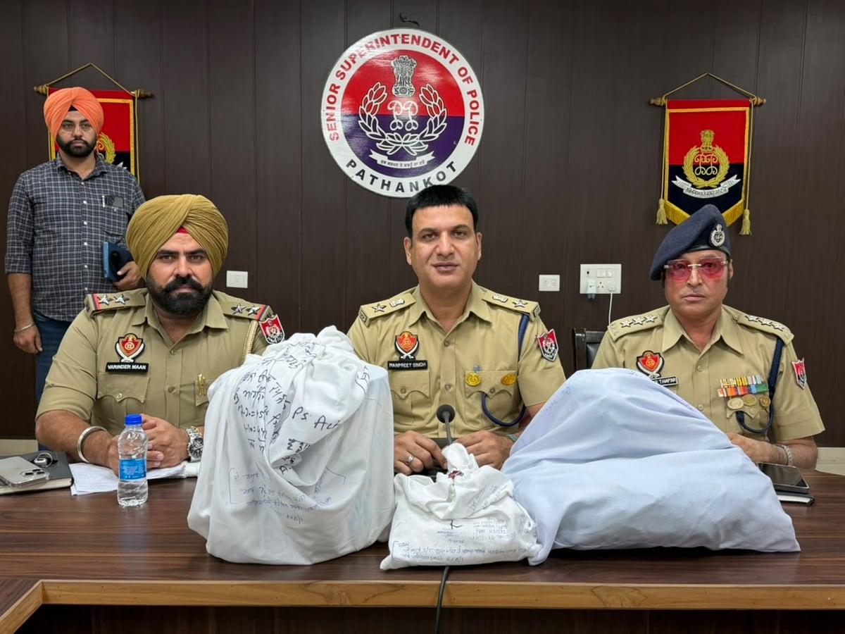 Pathankot police busts cross-border heroin smuggling module, seizes 7.823 Kg of heroin
