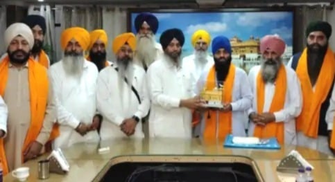 Pakistani Sikh pilgrims pay obeisance at Golden Temple on Guru Ramdas Ji’s Prakash Purab